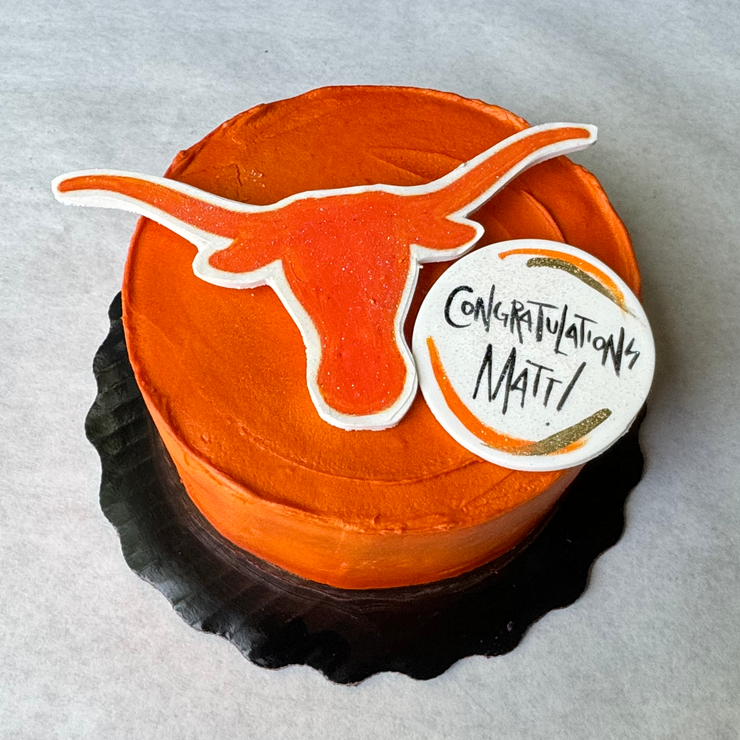 Cades Cakes round cake with Texas University graduation theme